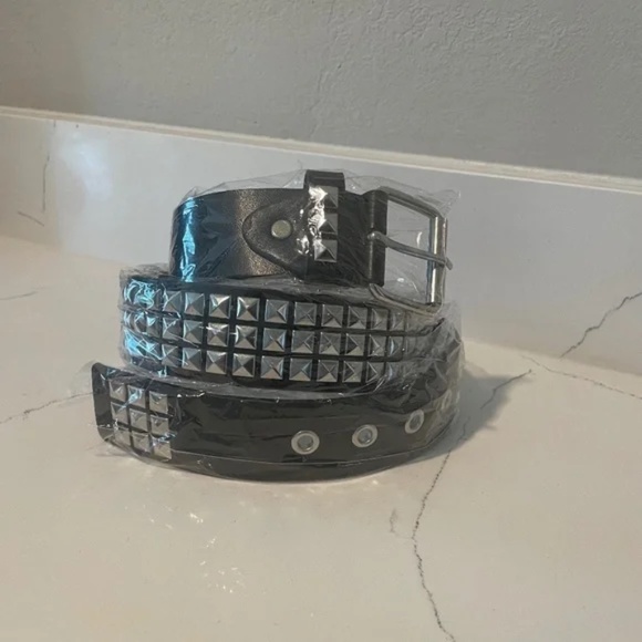 NWOT Y2K Unisex Black & Silver Pyramid Studded Belt – Adjustable, One Size - Picture 2 of 7